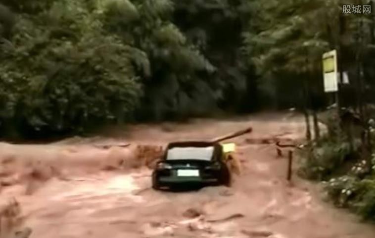 网红野营地遇山洪多辆小车被淹 有人员伤亡吗？