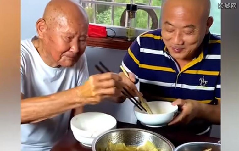 90岁父亲给60岁儿子夹菜网友被暖哭 还温柔伸手摸摸头