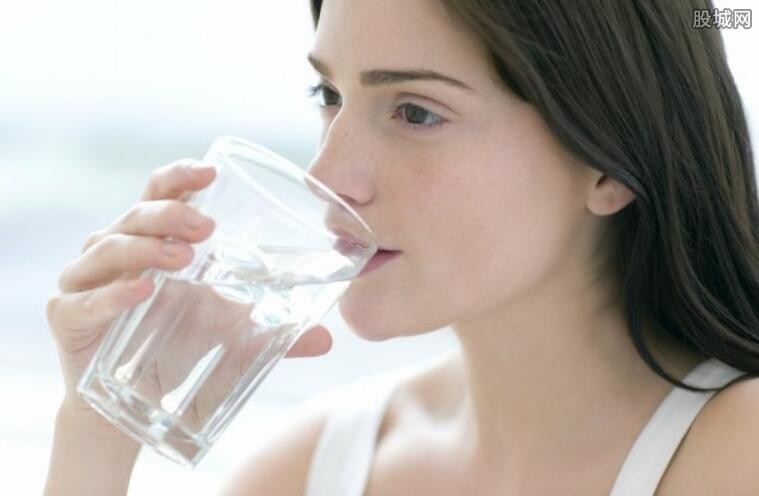 晚上睡前喝水对身体来说是好是坏？ 如果有好处喝多少合适呢？