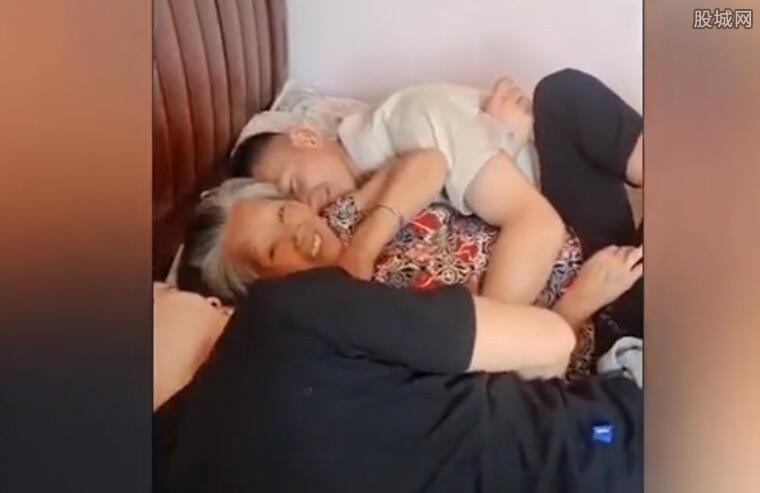 奶奶和孙子床上聊天另一孙子直接上来环抱住 奶奶躺中间乐开花