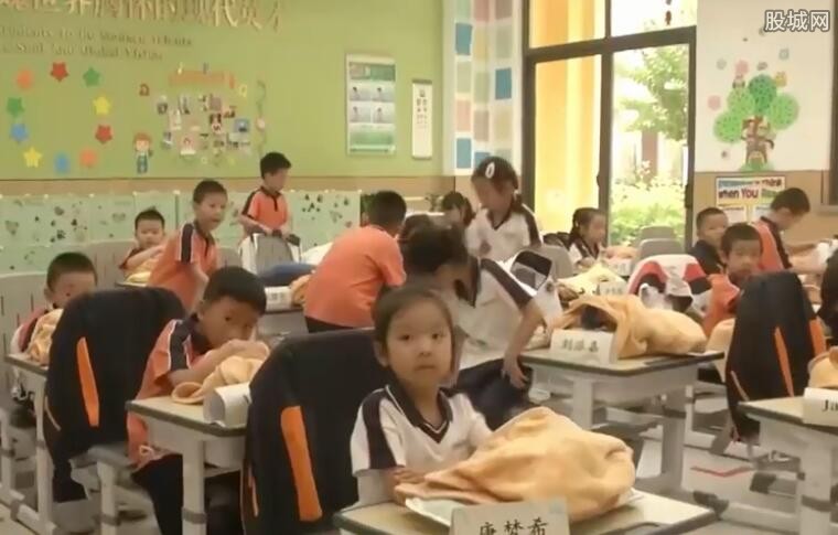 南京一小学让孩子躺着午睡 一套要1000多元