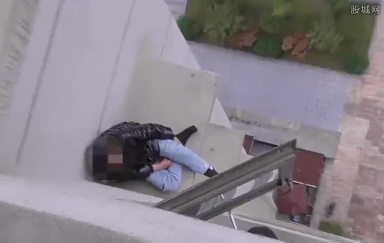 10岁娃睡迷糊翻窗坠落至22楼外 好危险差点就没命