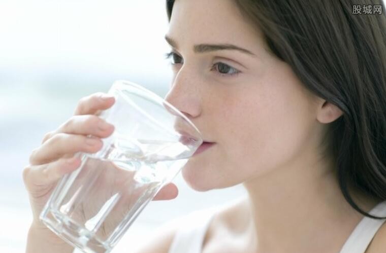 一喝水就有尿的人和喝水多没尿的人哪个更健康？ 看完涨知识了