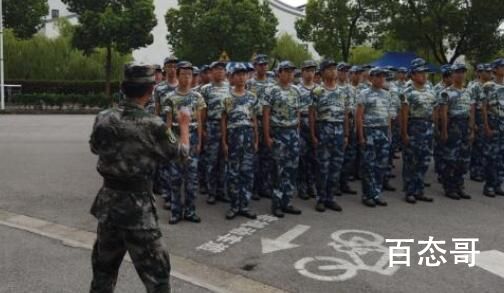 外卖小哥在上海交大带新生军训 到底是什么情况