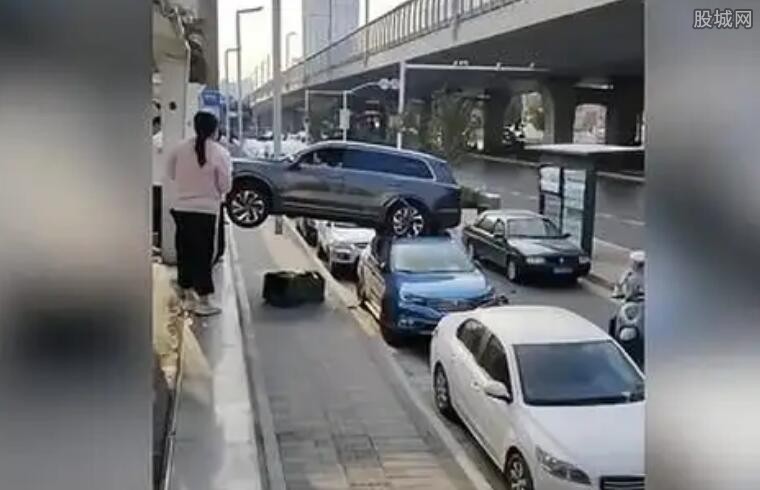 女子倒车不当悬空压在路边车顶上 开车技术无人能敌