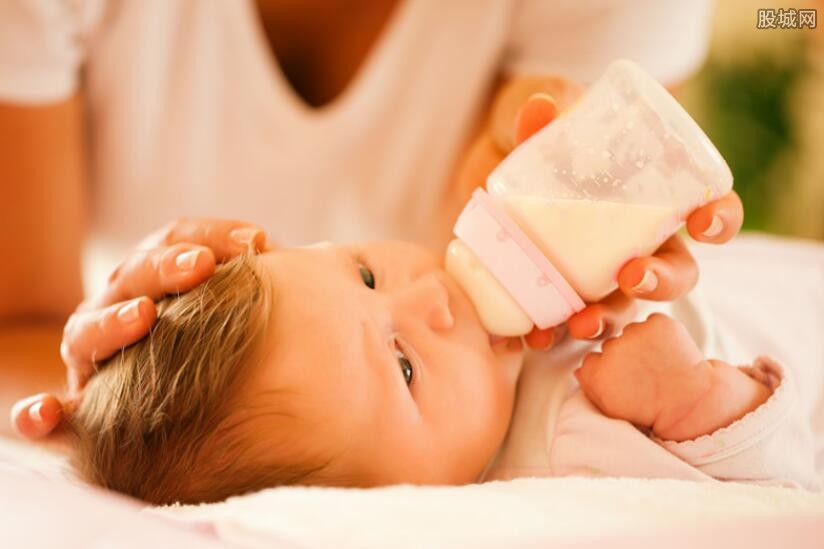 婴儿吐奶频繁是什么原因引起的 应该怎样改善