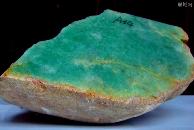 玉原石鉴定的方式 表面有什么特征？