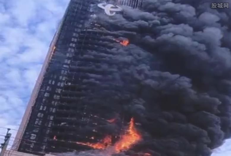 长沙电信大厦外墙为什么会着火 外国报道长沙大楼火灾原因了吗