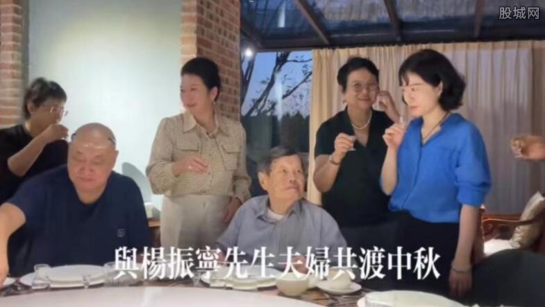 99岁杨振宁带妻子聚会与翁帆眼神交流下指令 敬酒后不喝引热