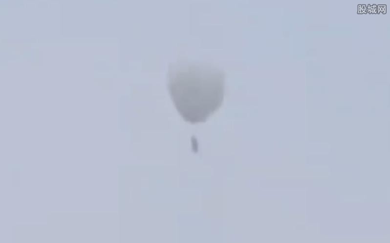 “坐氢气球打松塔飘走”工人已找到 画面曝光看着很危险！
