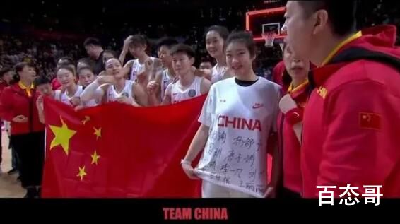 李梦的T恤上写满了女篮队友名字 虽然没有参加比赛但是在场边加油也是参战