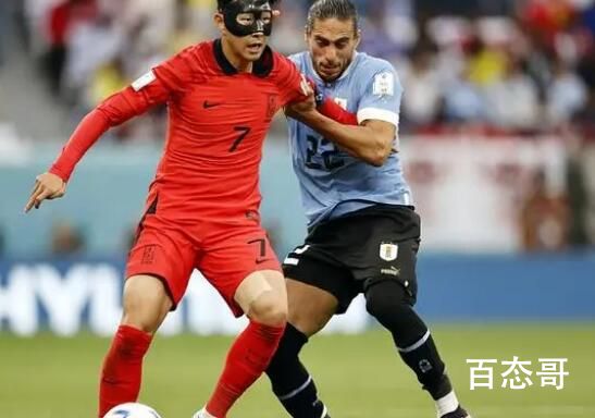 6位球员戴面具踢世界杯赛场照 到底是怎么回事
