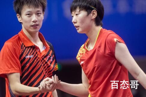 林高远王曼昱颁奖仪式上互戴奖牌 乒乓球锦标赛名场面