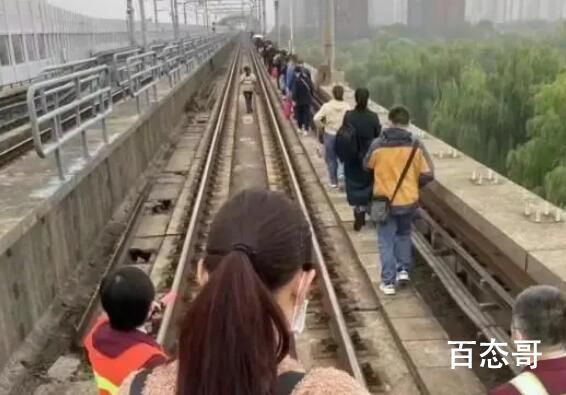 视频:上海地铁11号线车顶冒火 到底是怎么回事？