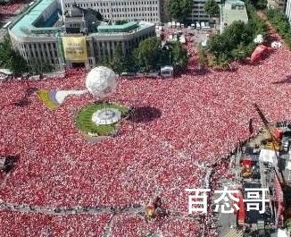 韩国数万球迷街头助威 上次踩踏事件这次没多久