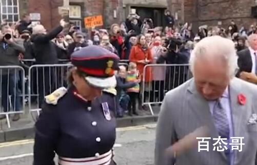 示威男子当街朝英国国王扔鸡蛋 鸡蛋来袭女警卫闪躲得好快！