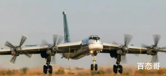 俄战略轰炸机在日本海上空飞行  飞行持续7个多小时