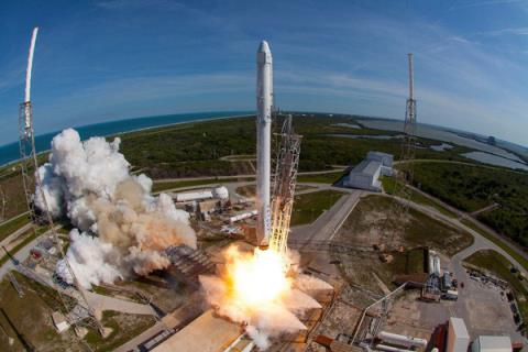 SpaceX将日本登月舱送入太空  预计将在明年4月底着陆
